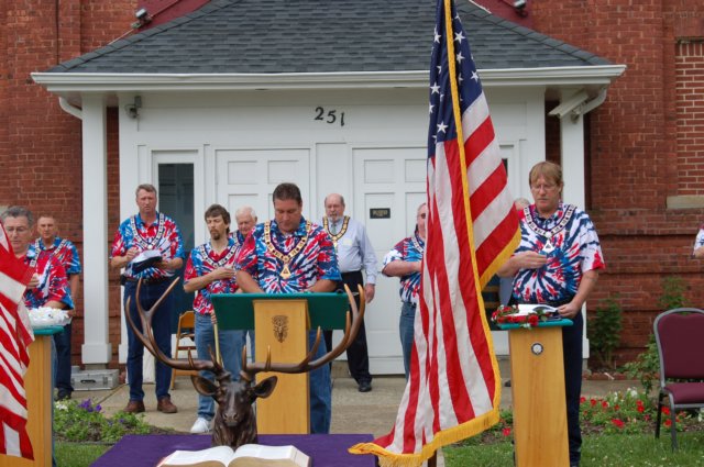 elksflagday200943.jpg