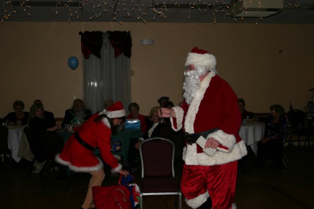 ladiesauxxmas29.jpg