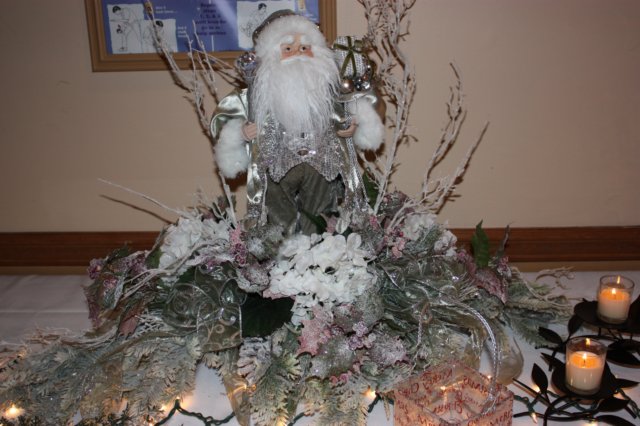 ladiesauxxmas010.jpg