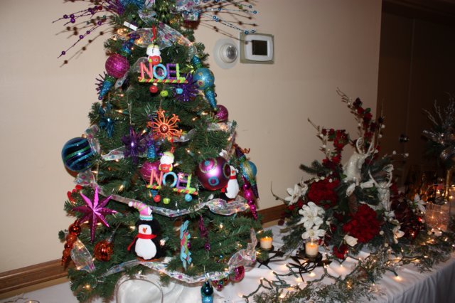 ladiesauxxmas012.jpg