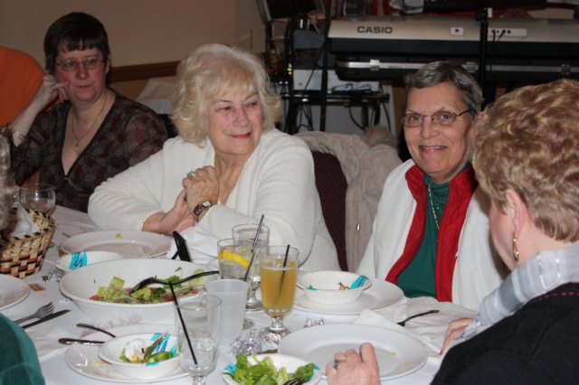 ladiesauxxmas016.jpg