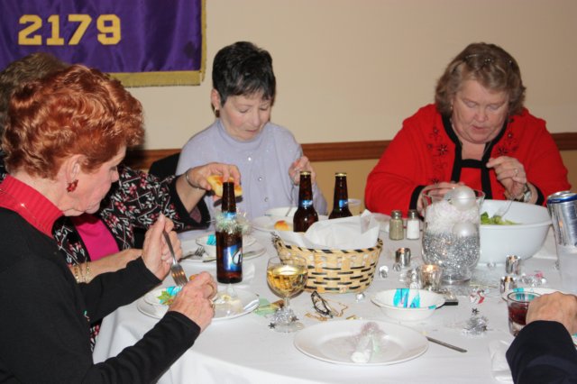 ladiesauxxmas019.jpg