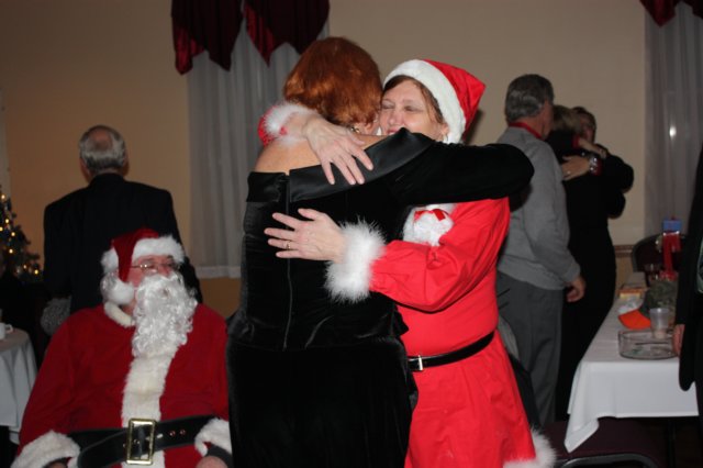 ladiesauxxmas091.jpg