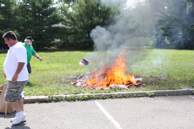 flagburn25.jpg