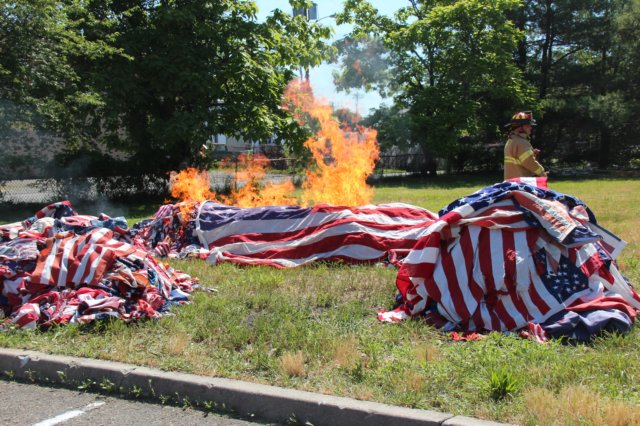 flagburning57.jpg